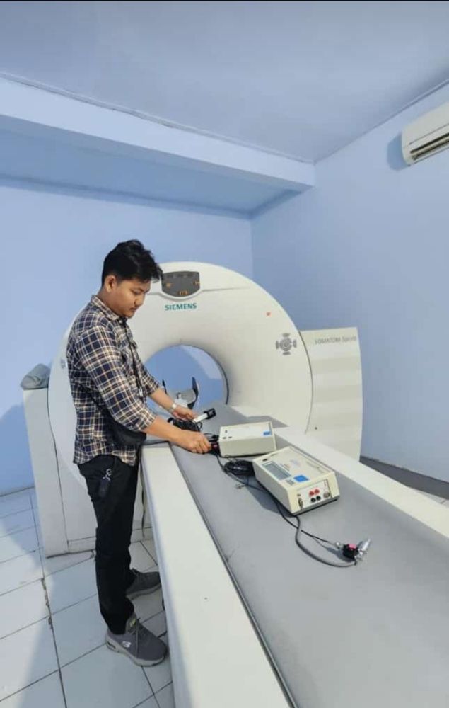 Teknisi BrigaMed mengkalibrasi alat CT scan